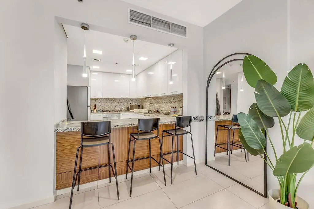 Waves - Spacious Apt With Balcony & Pool Dubai