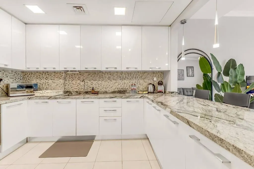 Waves - Spacious Apt With Balcony & Pool Dubai United Arab Emirates