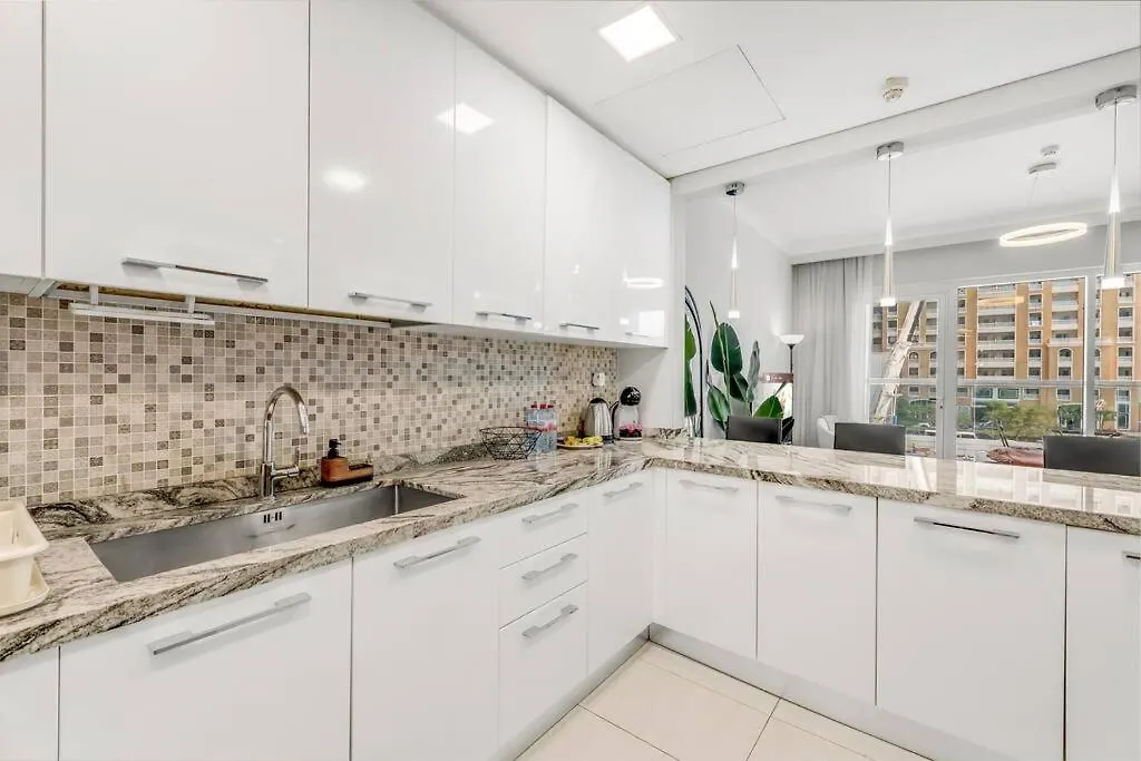 Apartment Waves - Spacious Apt With Balcony & Pool Dubai