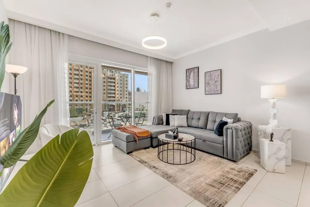 Waves - Spacious Apt With Balcony & Pool Dubai Apartment