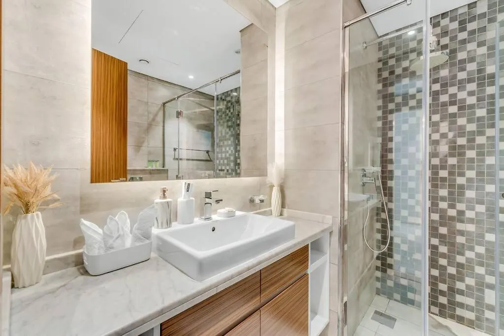 Waves - Spacious Apt With Balcony & Pool Dubai Apartment