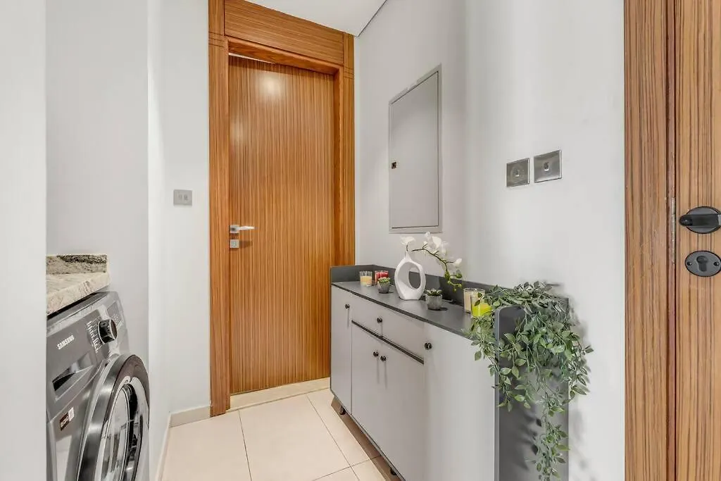 Waves - Spacious Apt With Balcony & Pool Dubai Apartment
