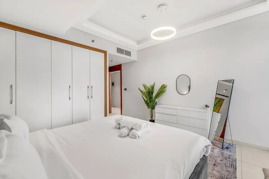 Waves - Spacious Apt With Balcony & Pool Dubai