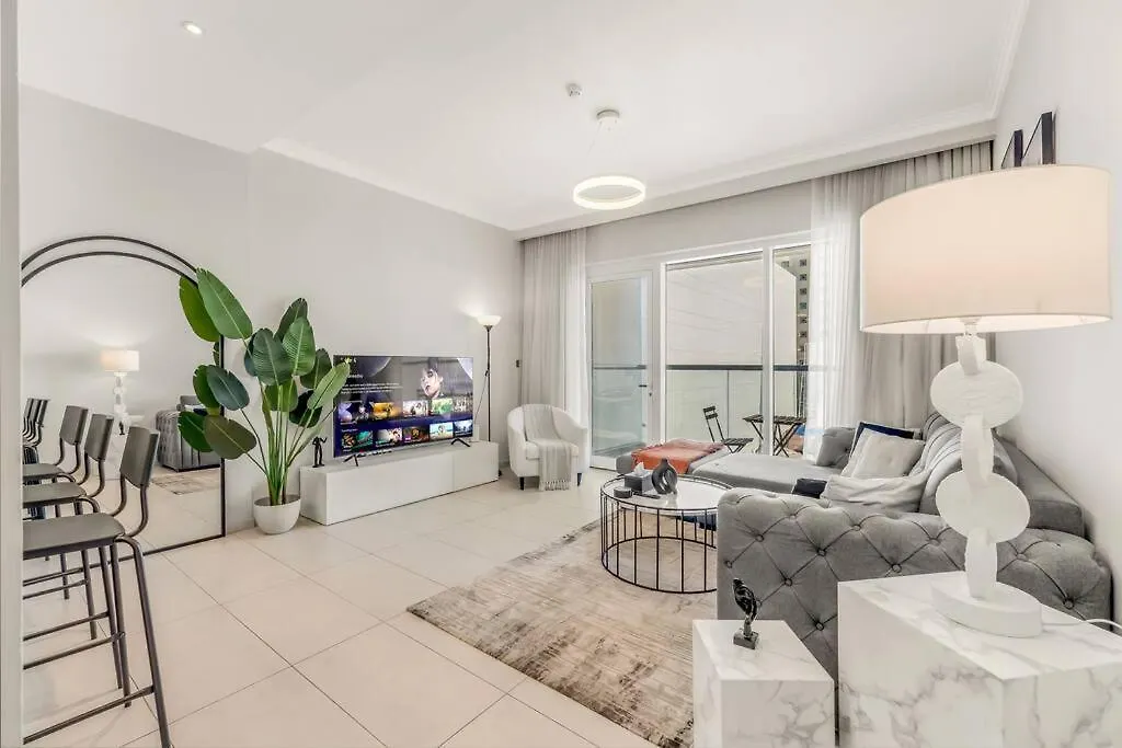 Waves - Spacious Apt With Balcony & Pool Dubai