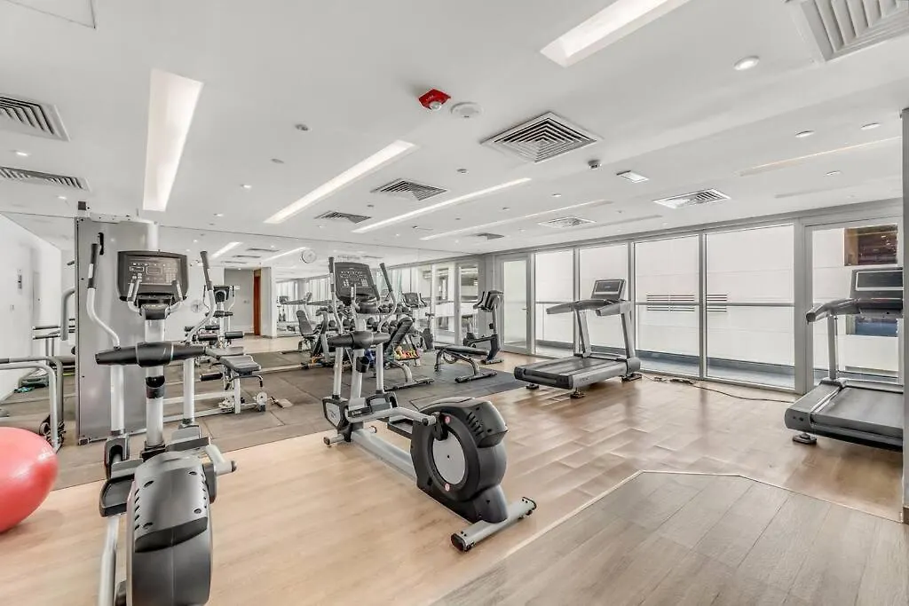 Waves - Spacious Apt With Balcony & Pool Dubai Daire